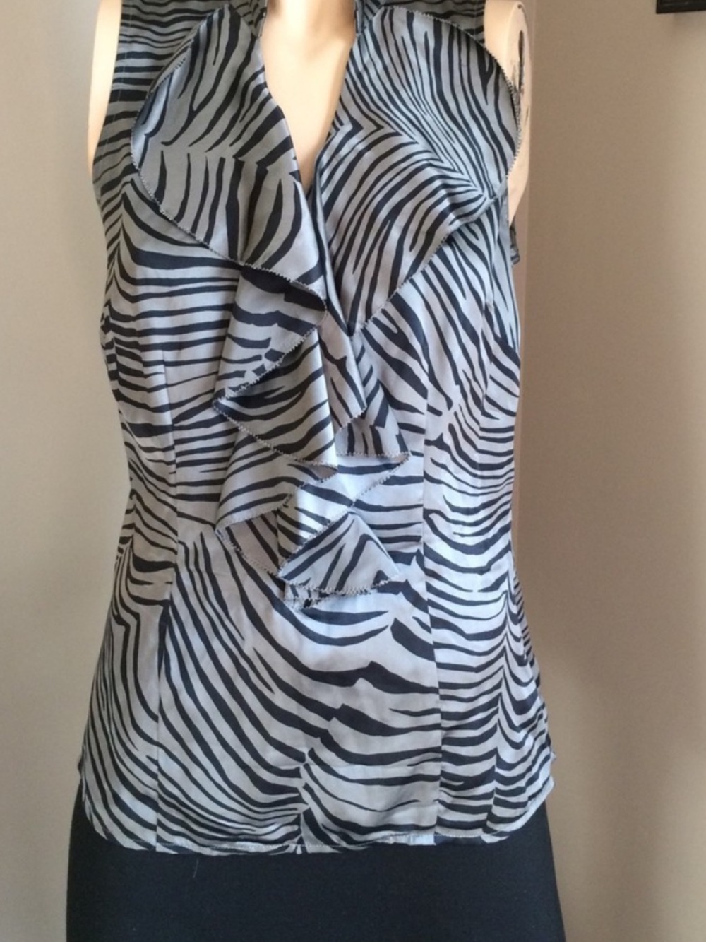 Vintage 100%silk Ann Taylor Black & White Zebra Ruffle Sleeveless blouse